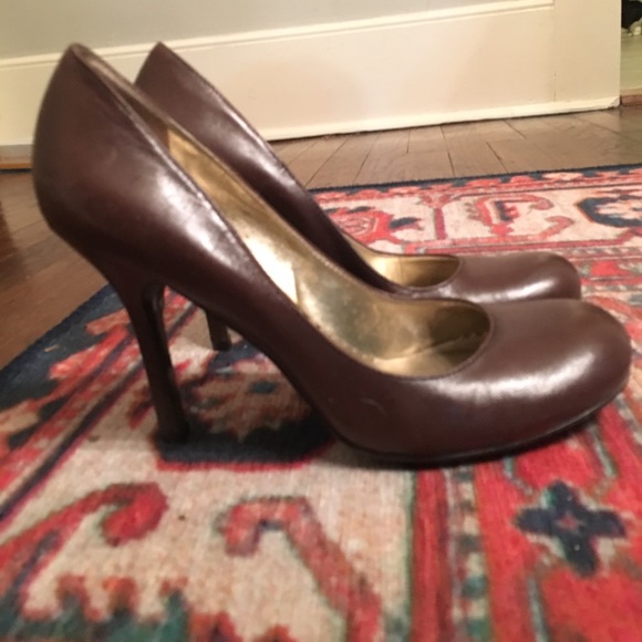 Jessica Simpson brown faux leather pumps - Picture 2 of 2